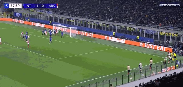 1730934924530009507.gif 门线解围.gif